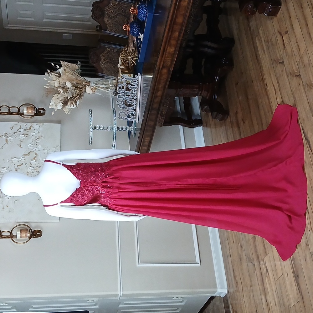 New Red A-line Formal Embellished Floral Embroidered Floor-Length Gown. Medium - Picture 10 of 17